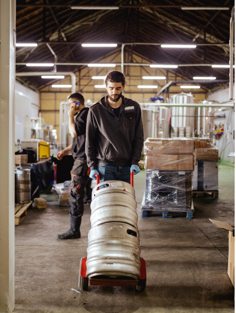 Homem levando barril