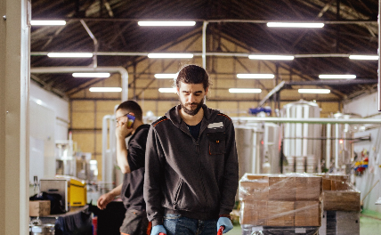 Homem levando barril