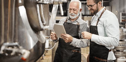 Homens com tablet na mão